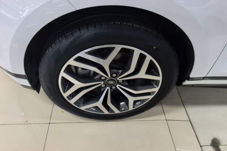 Used Land Rover Range Evoque 2022 Facelifted Aurora L 249 PS R-Dynamic Luxury Edition Left Front Wheel Hub