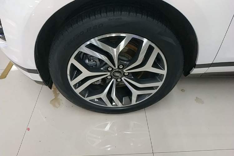 Used Land Rover Range Evoque 2022 Aurora L 249 PS R-Dynamic Luxury Edition Left Front Wheel Hub