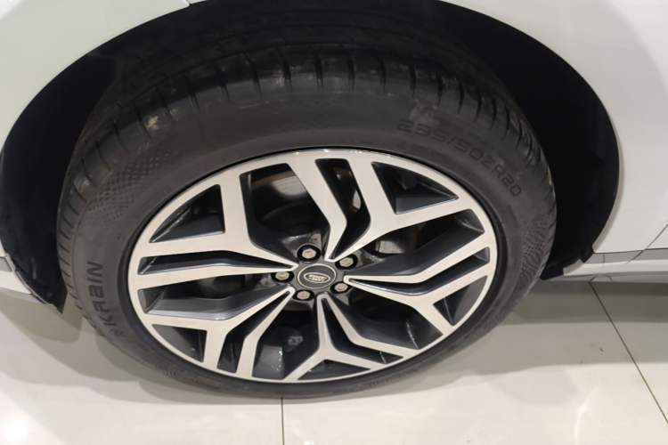 Used Land Rover Range Evoque 2022 Facelifted Aurora L 249 PS R-Dynamic Luxury Edition Left Front Wheel Hub