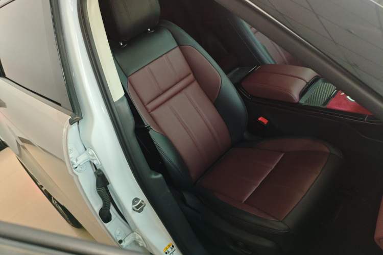 Used Land Rover Range Evoque 2022 Aurora L 249 PS R-Dynamic Luxury Edition Right Front Seat