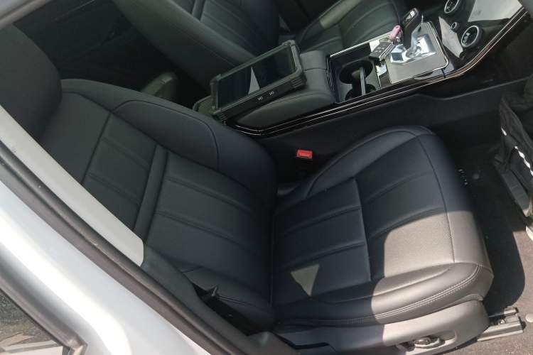Used Land Rover Range Evoque 2022 Aurora L 249 PS R-Dynamic Luxury Edition Right Front Seat
