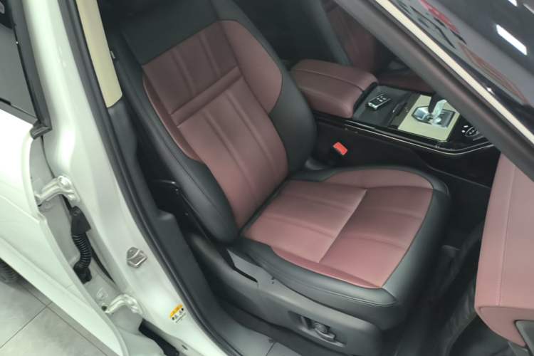Used Land Rover Range Evoque 2022 Facelifted Aurora L 249 PS R-Dynamic Luxury Edition Right Front Seat