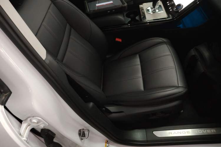 Used Land Rover Range Evoque 2022 Facelifted Aurora L 249 PS R-Dynamic Luxury Edition Right Front Seat