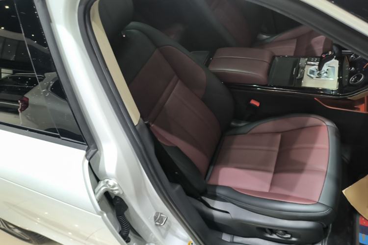 Used Land Rover Range Evoque 2022 Facelifted Aurora L 249 PS R-Dynamic Luxury Edition Right Front Seat