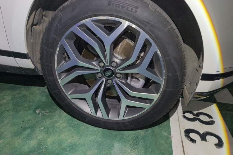 Used Land Rover Range Evoque 2022 Aurora L 249 PS R-Dynamic Luxury Edition Right Front Wheel Hub