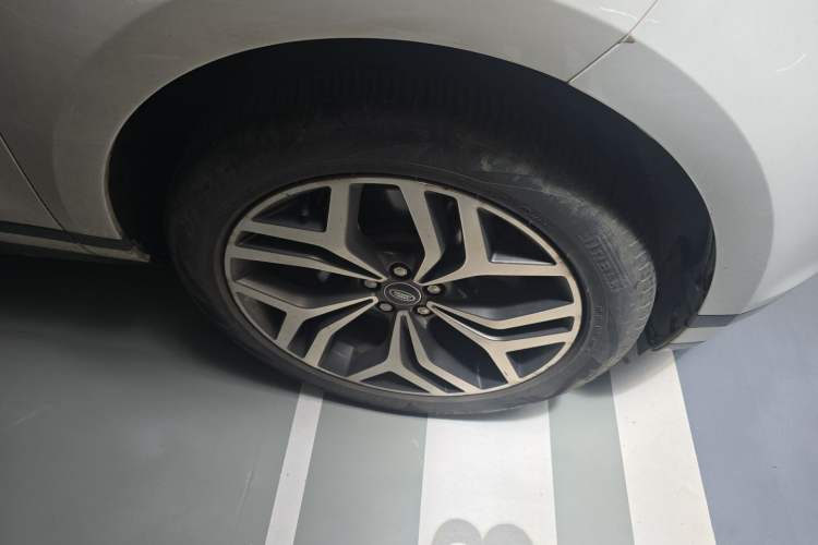 Used Land Rover Range Evoque 2022 Facelifted Aurora L 249 PS R-Dynamic Luxury Edition Right Front Wheel Hub