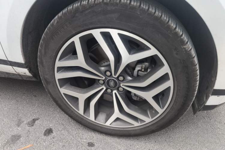Used Land Rover Range Evoque 2022 Facelifted Aurora L 249 PS R-Dynamic Luxury Edition Right Front Wheel Hub