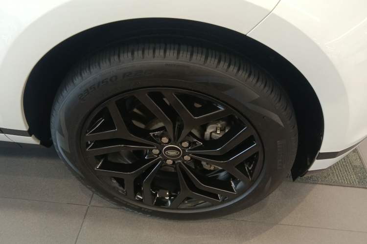Used Land Rover Range Evoque 2022 Facelifted Aurora L 249 PS R-Dynamic Luxury Edition Right Front Wheel Hub