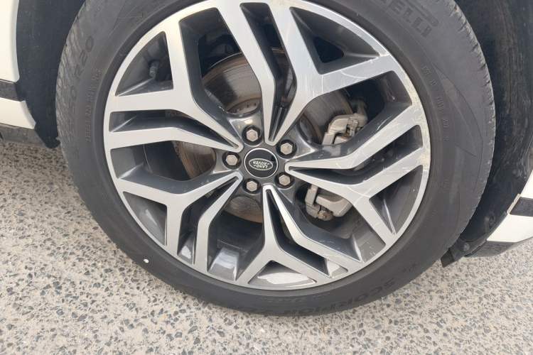 Used Land Rover Range Evoque 2022 Aurora L 249 PS R-Dynamic Luxury Edition Right Front Wheel Hub