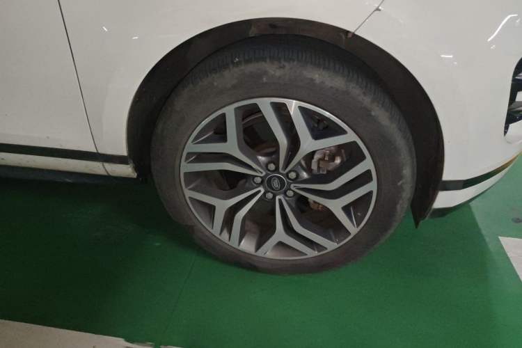 Used Land Rover Range Evoque 2022 Facelifted Aurora L 249 PS R-Dynamic Luxury Edition Right Front Wheel Hub