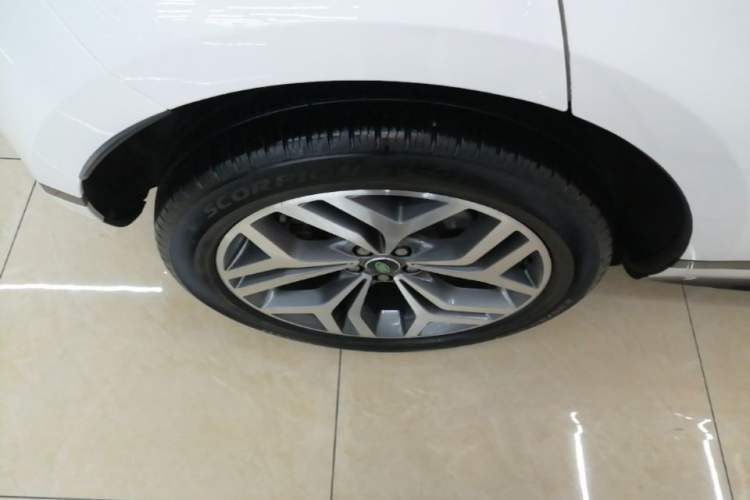 Used Land Rover Range Evoque 2022 Facelifted Aurora L 249 PS R-Dynamic Luxury Edition Right Rear Wheel Hub