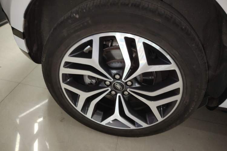 Used Land Rover Range Evoque 2022 Facelifted Aurora L 249 PS R-Dynamic Luxury Edition Right Rear Wheel Hub