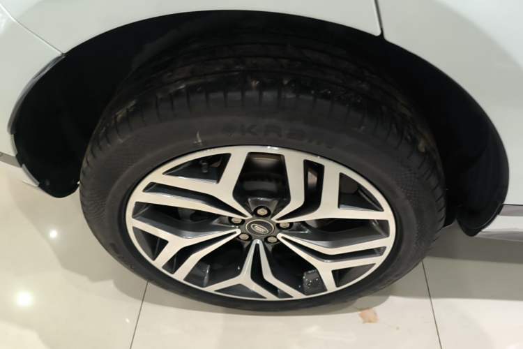 Used Land Rover Range Evoque 2022 Facelifted Aurora L 249 PS R-Dynamic Luxury Edition Right Rear Wheel Hub
