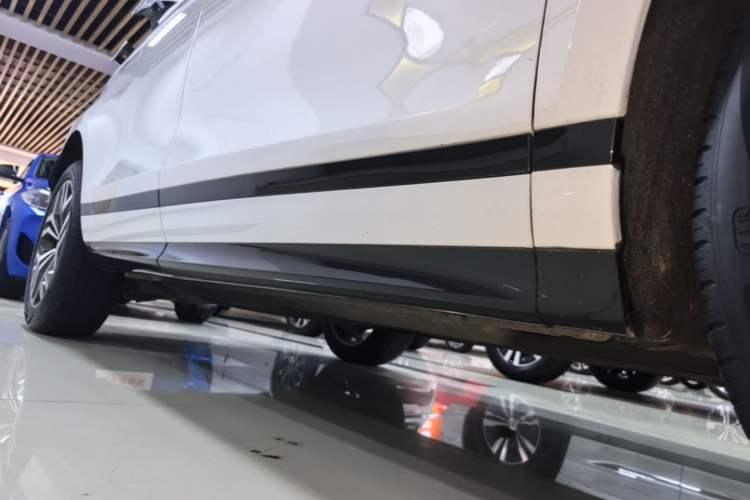 Used Land Rover Range Evoque 2022 Facelifted Aurora L 249 PS R-Dynamic Luxury Edition Right Side Sill