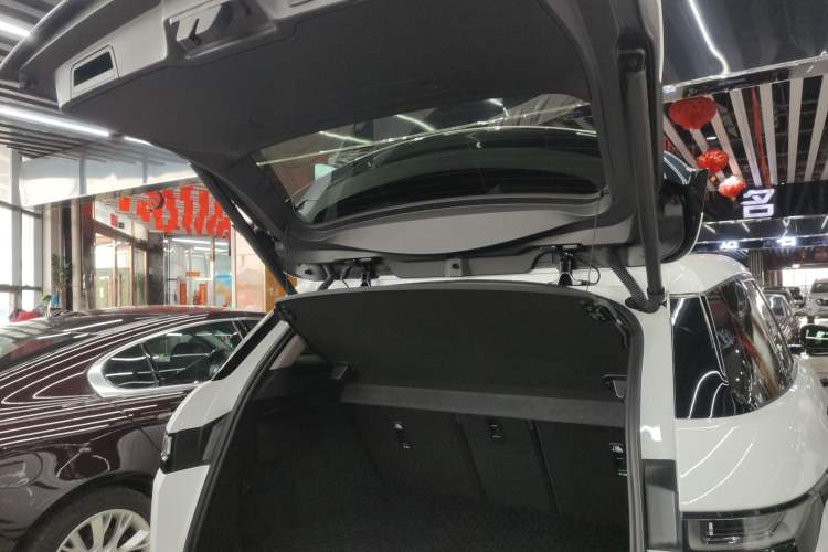 Used Land Rover Range Evoque 2022 Aurora L 249 PS R-Dynamic Luxury Edition Trunk