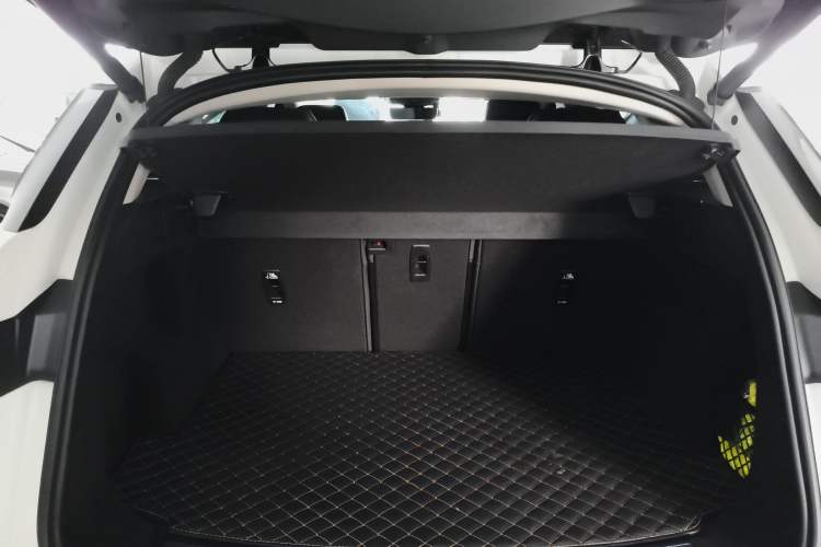 Used Land Rover Range Evoque 2022 Aurora L 249 PS R-Dynamic Luxury Edition Trunk