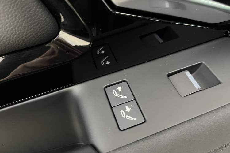 Used Land Rover Range Evoque 2023 Aurora L 249 PS Collins Antique Bronze Special Edition Interior 1