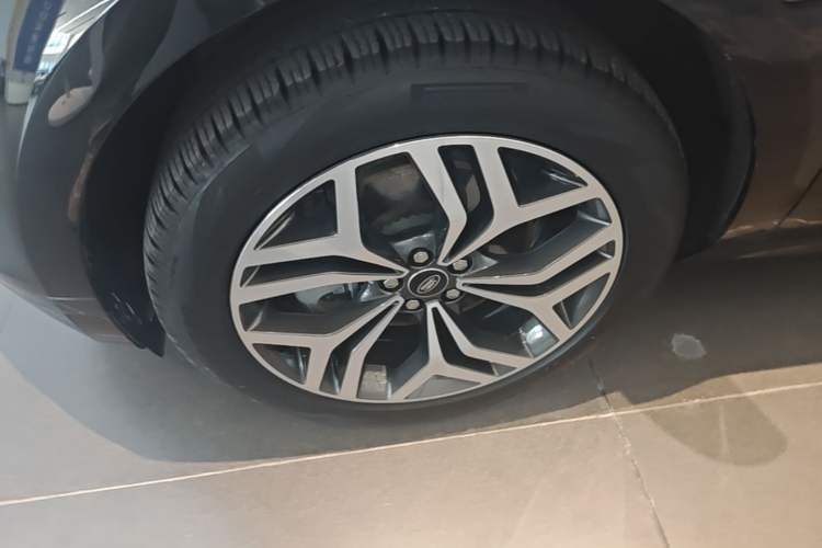 Used Land Rover Range Evoque 2023 Aurora L 249 PS Luxury Edition Left Front Wheel Hub