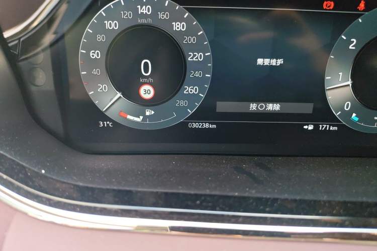 Used Land Rover Range Evoque 2023 Aurora L 249 PS Luxury Edition Odometer Close Up