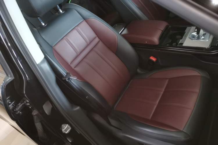 Used Land Rover Range Evoque 2023 Aurora L 249 PS Luxury Edition Right Front Seat