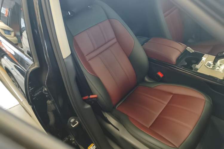 Used Land Rover Range Evoque 2023 Aurora L 249 PS Luxury Edition Right Front Seat