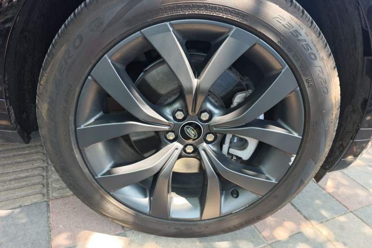 Used Land Rover Range Evoque 2023 Aurora L 249 PS Collins Antique Bronze Special Edition Right Front Wheel Hub