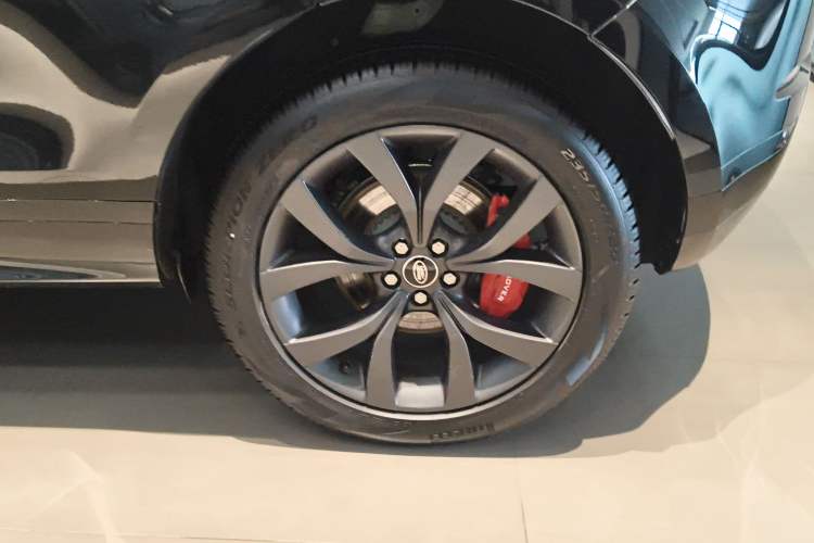 Used Land Rover Range Evoque 2023 Aurora L 249 PS Collins Antique Bronze Special Edition Right Rear Wheel Hub