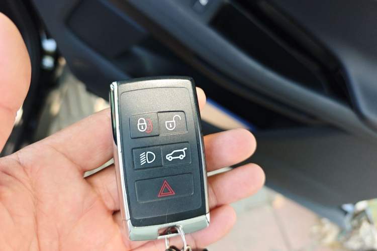 Used Land Rover Range Evoque 2023 Aurora L 249 PS Collins Antique Bronze Special Edition Vehicle Key
