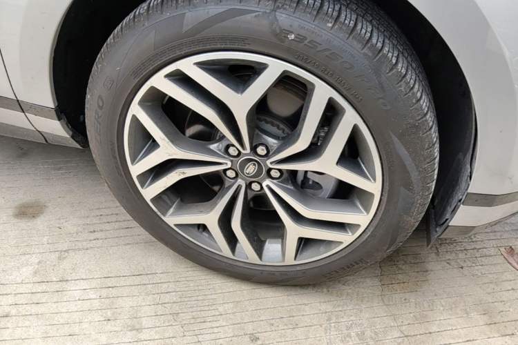 Used Land Rover Range Evoque 2023 Aurora L 249 PS Collins Antique Bronze Special Edition Right Front Wheel Hub