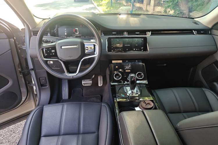 Used Land Rover Range Evoque 2023 Aurora L 249 PS Luxury Edition Center Console