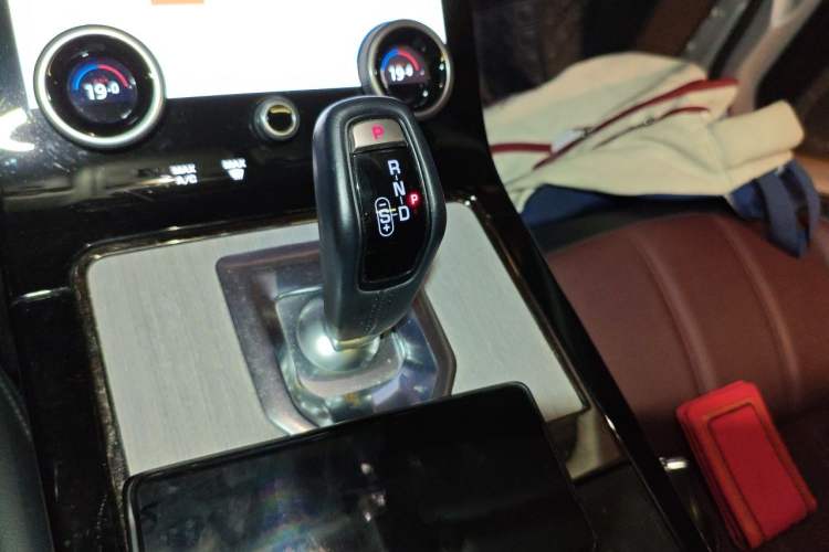 Used Land Rover Range Evoque 2023 Aurora L 249 PS Luxury Edition Gear Lever