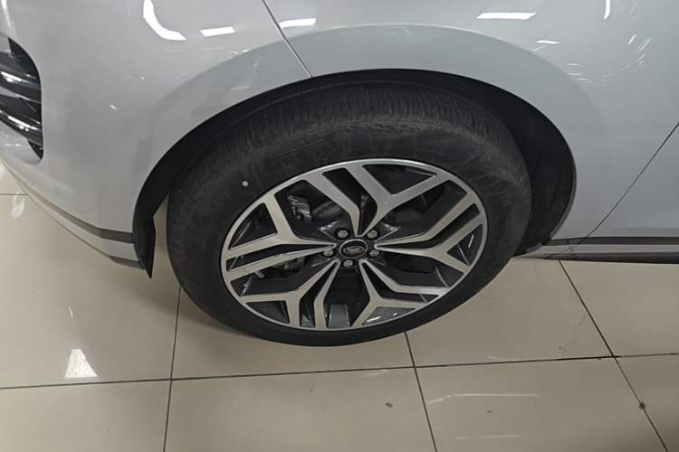 Used Land Rover Range Evoque 2023 Aurora L 249 PS Luxury Edition Left Front Wheel Hub