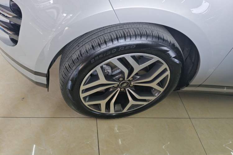 Used Land Rover Range Evoque 2023 Aurora L 249 PS Luxury Edition Left Front Wheel Hub