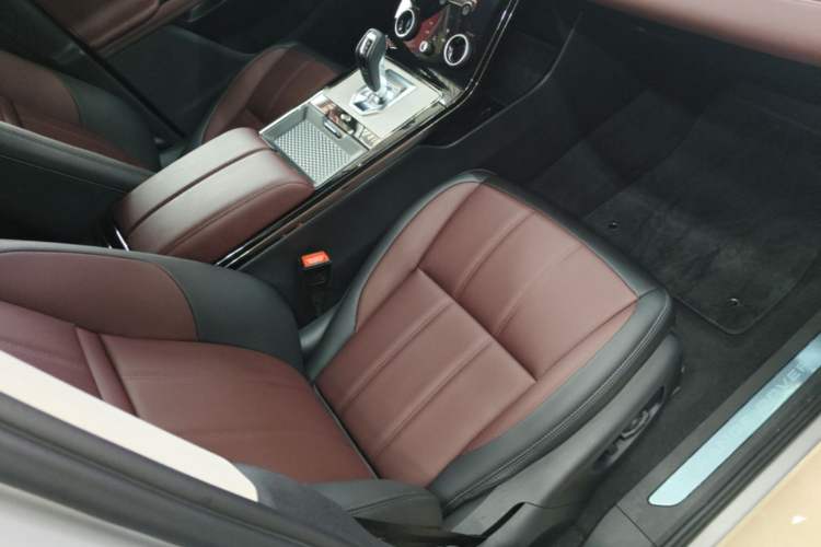 Used Land Rover Range Evoque 2023 Aurora L 249 PS Luxury Edition Right Front Seat