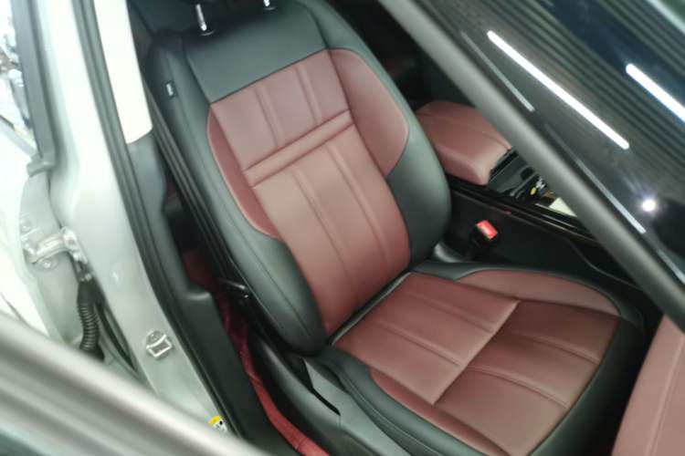 Used Land Rover Range Evoque 2023 Aurora L 249 PS Luxury Edition Right Front Seat