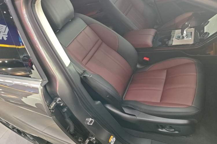 Used Land Rover Range Evoque 2023 Aurora L 249 PS Luxury Edition Right Front Seat