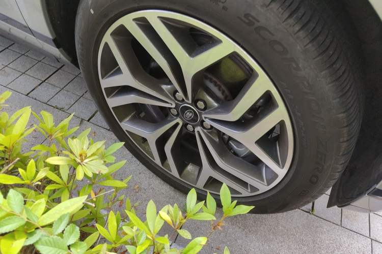 Used Land Rover Range Evoque 2023 Aurora L 249 PS Luxury Edition Right Front Wheel Hub
