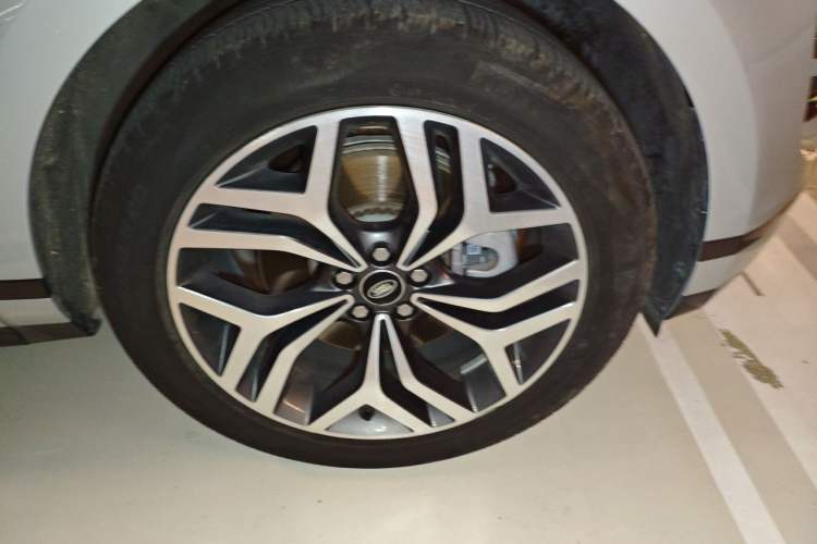 Used Land Rover Range Evoque 2023 Aurora L 249 PS Luxury Edition Right Front Wheel Hub