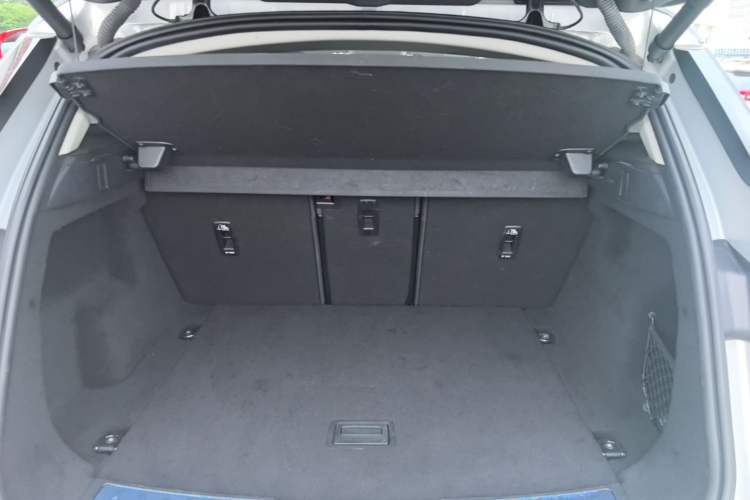Used Land Rover Range Evoque 2023 Aurora L 249 PS Luxury Edition Trunk
