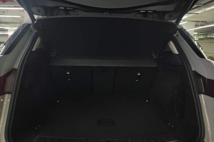 Used Land Rover Range Evoque 2023 Aurora L 249 PS Luxury Edition Trunk
