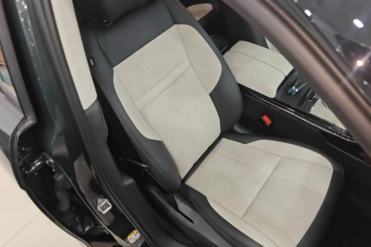 Used Land Rover Range Evoque 2023 Aurora L 249 PS Luxury Edition Right Front Seat