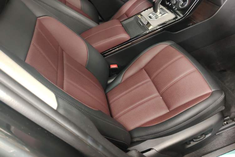 Used Land Rover Range Evoque 2023 Aurora L 249 PS Luxury Edition Right Front Seat