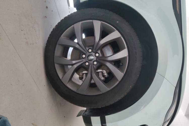 Used Land Rover Range Evoque 2023 Aurora L 249 PS Collins Antique Bronze Special Edition Right Front Wheel Hub