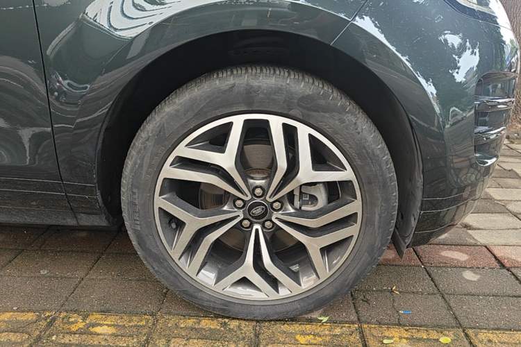 Used Land Rover Range Evoque 2023 Aurora L 249 PS Luxury Edition Right Front Wheel Hub