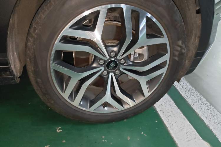 Used Land Rover Range Evoque 2023 Aurora L 249 PS Luxury Edition Right Front Wheel Hub