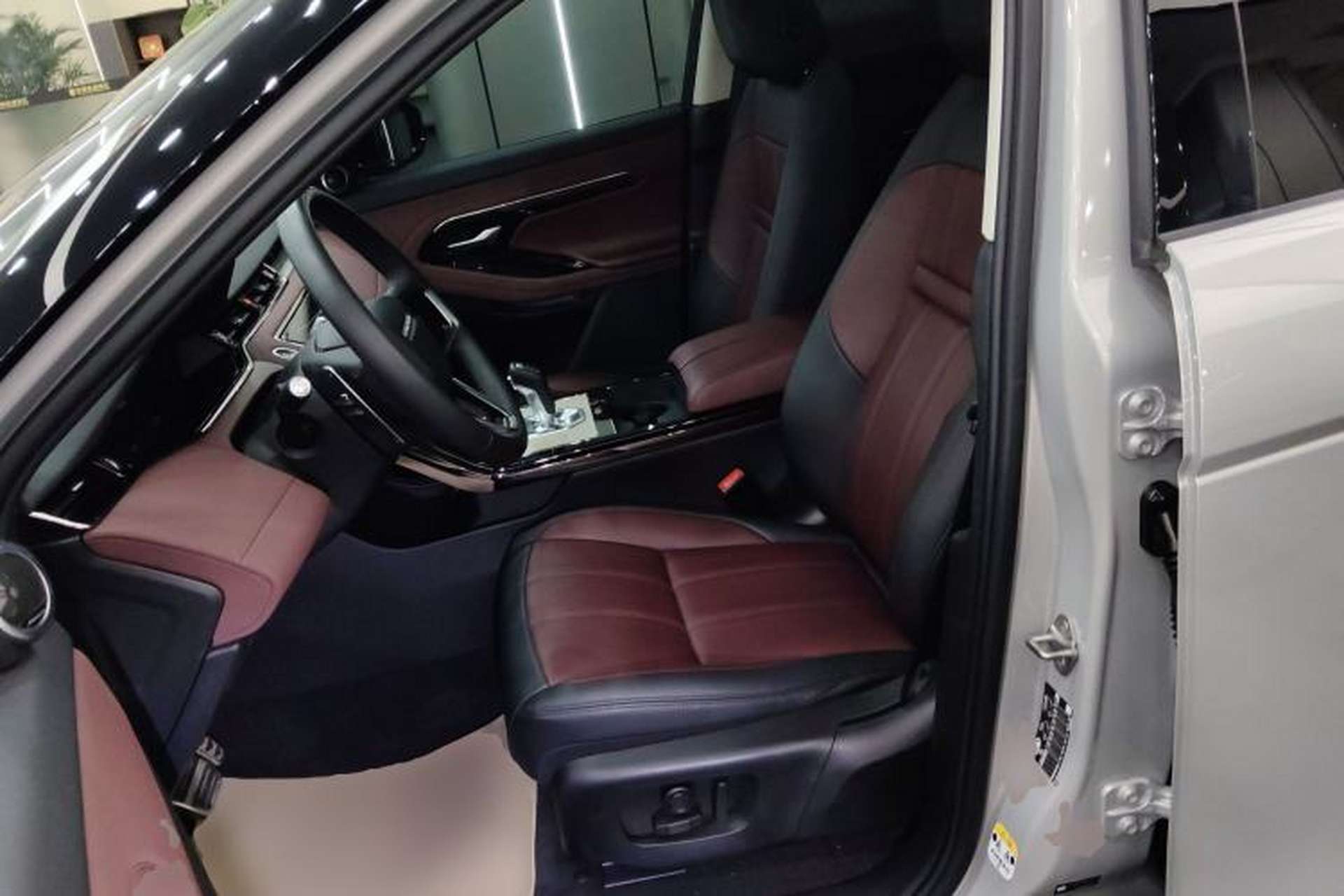 Used Land Rover Range Evoque 2023 Aurora L 249 PS Luxury Edition Left Front Seat
