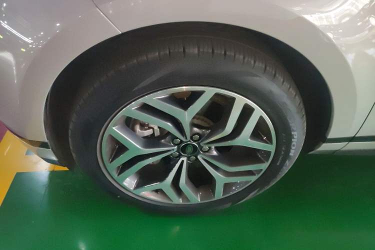 Used Land Rover Range Evoque 2023 Aurora L 249 PS Luxury Edition Left Front Wheel Hub