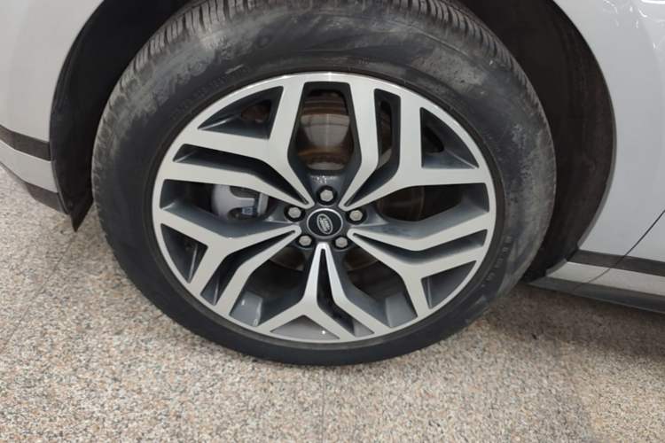 Used Land Rover Range Evoque 2023 Aurora L 249 PS Luxury Edition Left Front Wheel Hub