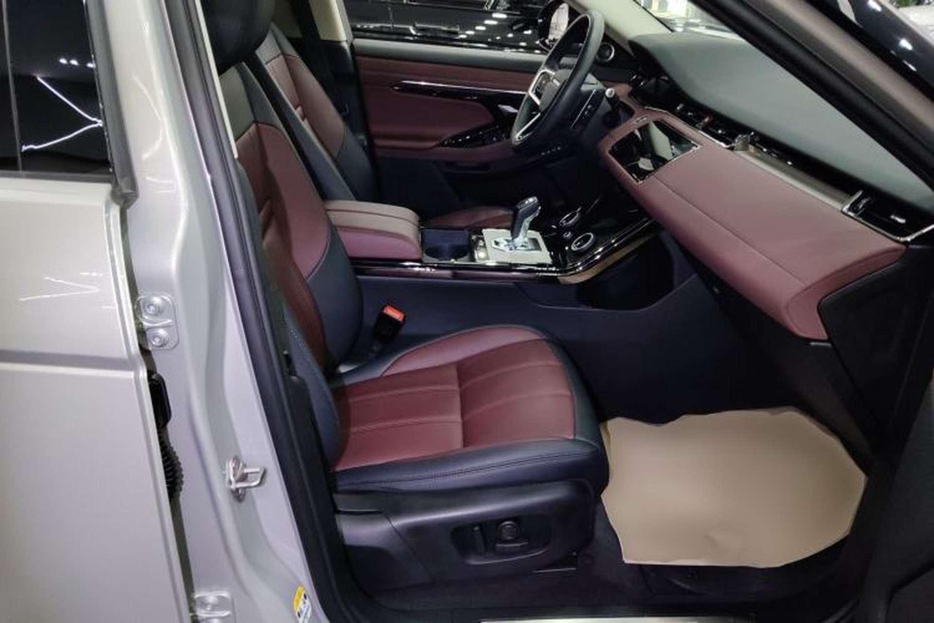 Used Land Rover Range Evoque 2023 Aurora L 249 PS Luxury Edition Right Front Seat
