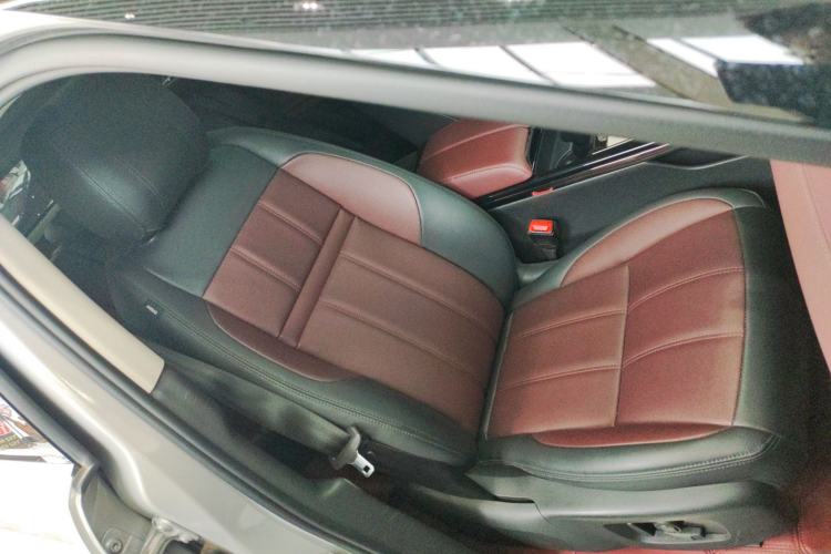 Used Land Rover Range Evoque 2023 Aurora L 249 PS Luxury Edition Right Front Seat